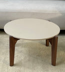 Noleggio Coffee table Europa rotondo bianco con gambe effetto legno per Feste ed Eventi a Milano