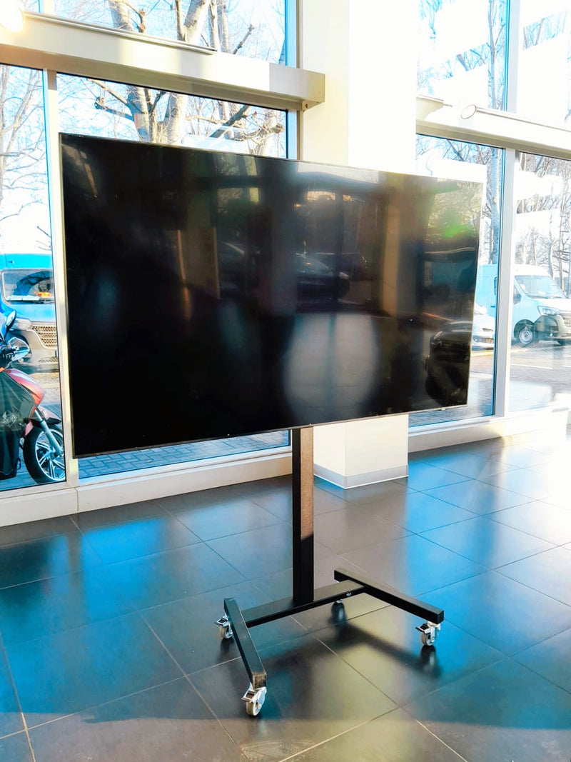 TV Ultra HD con stativo